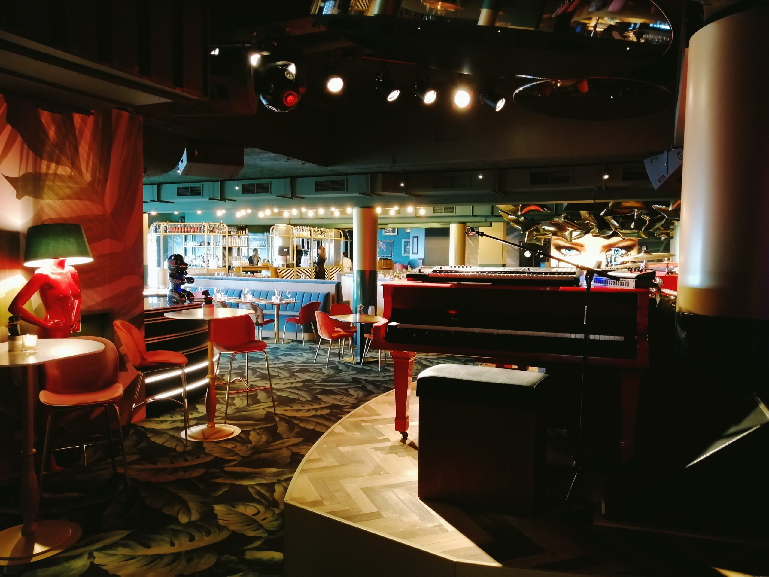 piano bar-unsplash